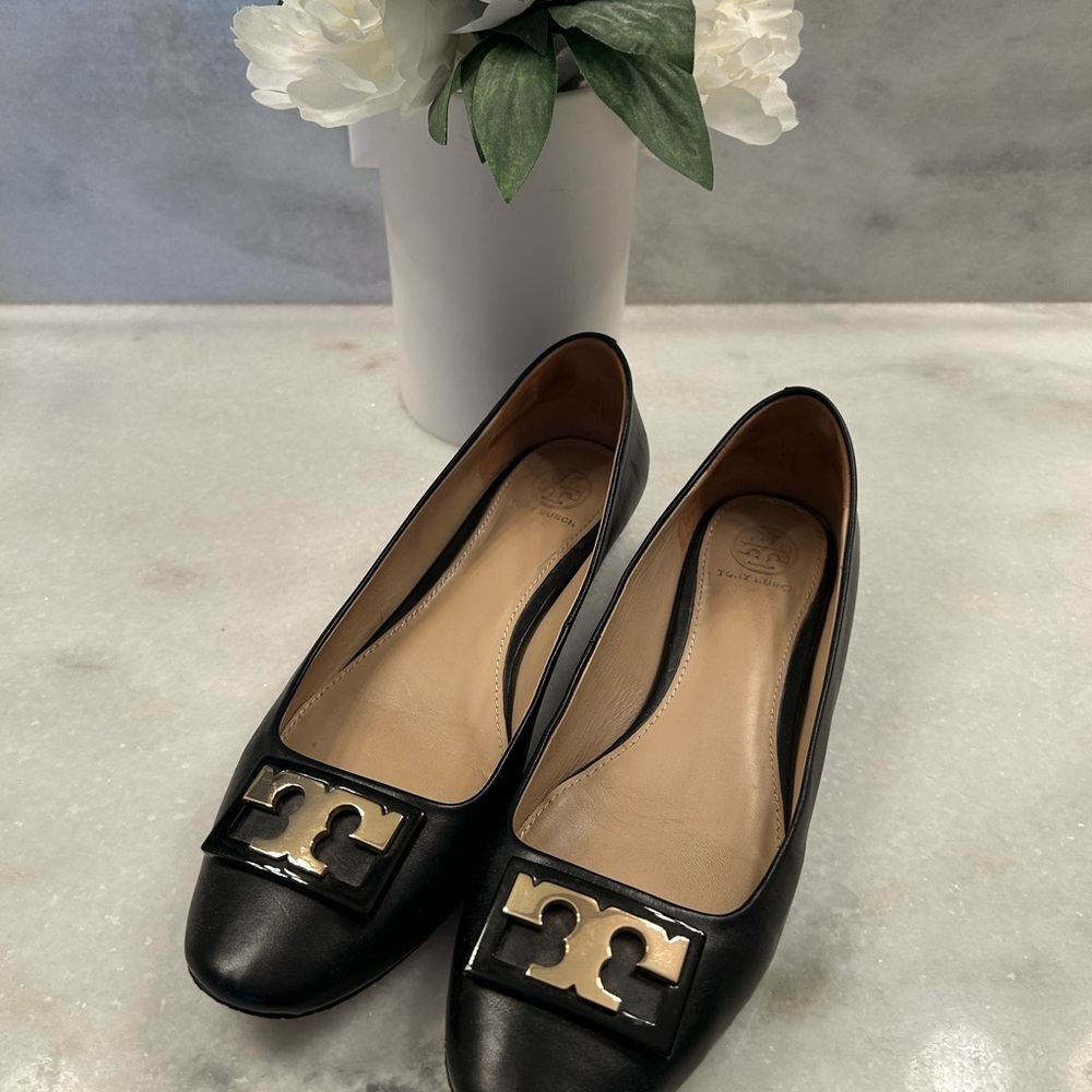Tory Burch Black Flats Elegant and Timeless Design